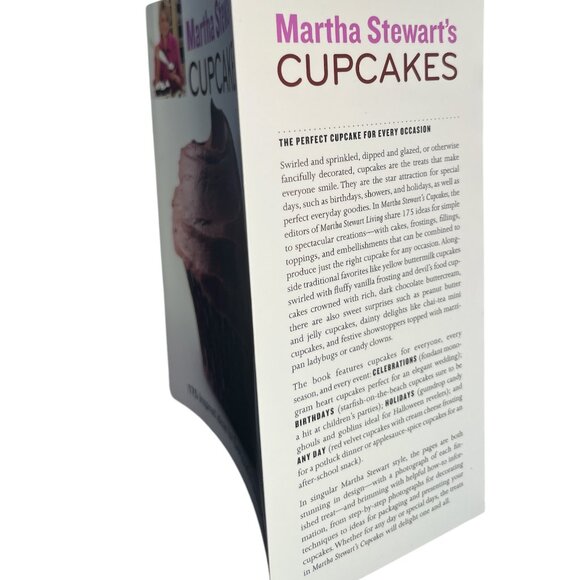 BOOK Martha Stewart's Cupcakes Cookbook 175 Treats 352 Pages Illustrated - Picture 7 of 8